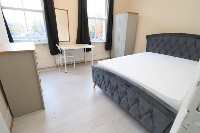 3-Bed in Bethnal Green - 60 Secs to Central Line! Main Photo