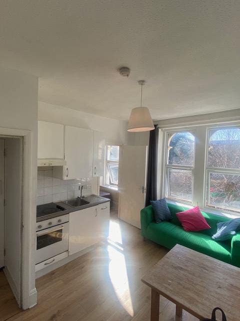 West Croydon - bright 2 bed flat. 1 min train Main Photo