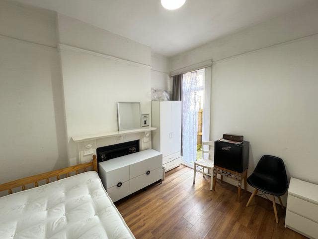 Newly refurbished double room with garden access!! Main Photo