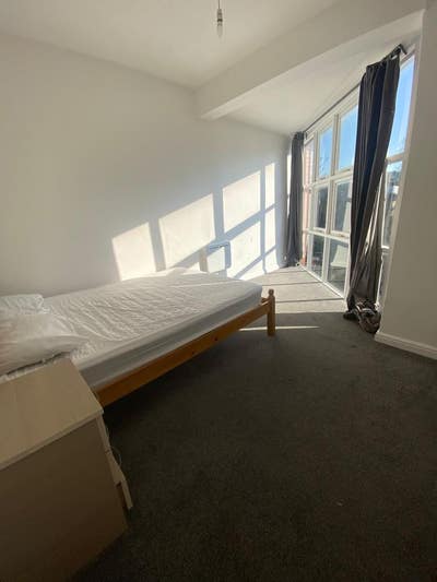 Huge Bright Room Holyoake Court Canada Water Main Photo