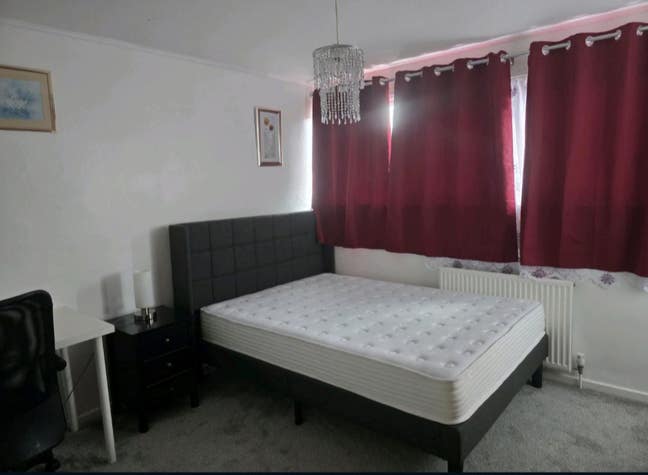 1 double room available in furnace green for rent. Main Photo
