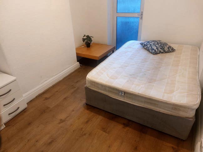1 double room available in kensal town Main Photo
