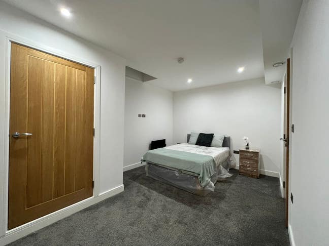 Spacious Ensuite in Birmingham Center Main Photo