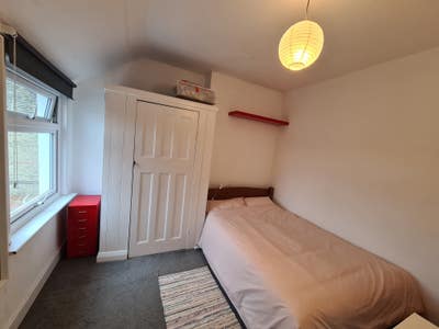 Quiet bedroom, shared kitchen and bathroom.  Main Photo
