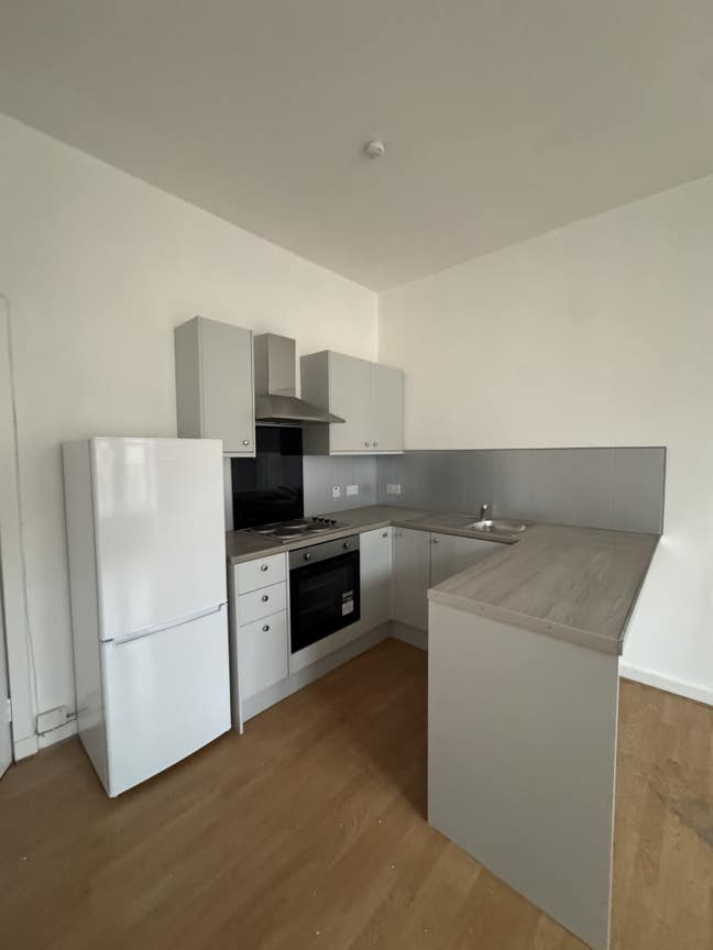 Newly refurbished, furnished 2 bedroom flat Main Photo
