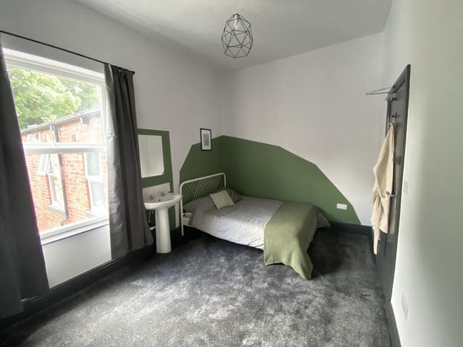 Modern Room in Shared House with Fast WI-FI Main Photo