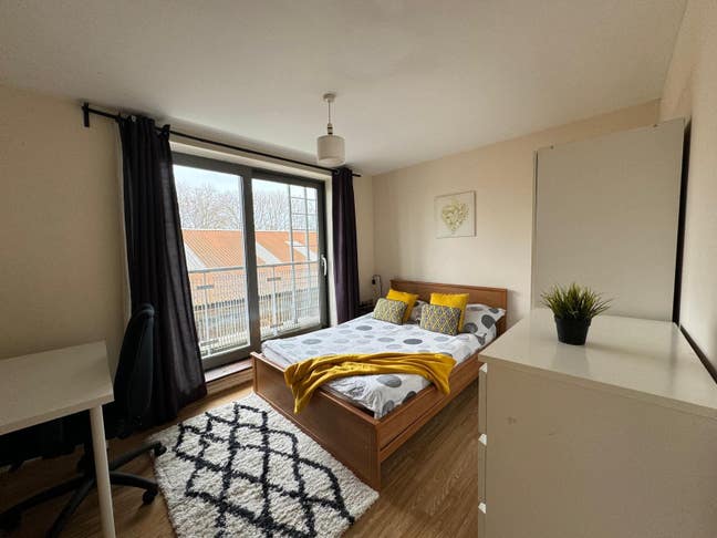 Big Ensuite room Avilable in Market. Main Photo