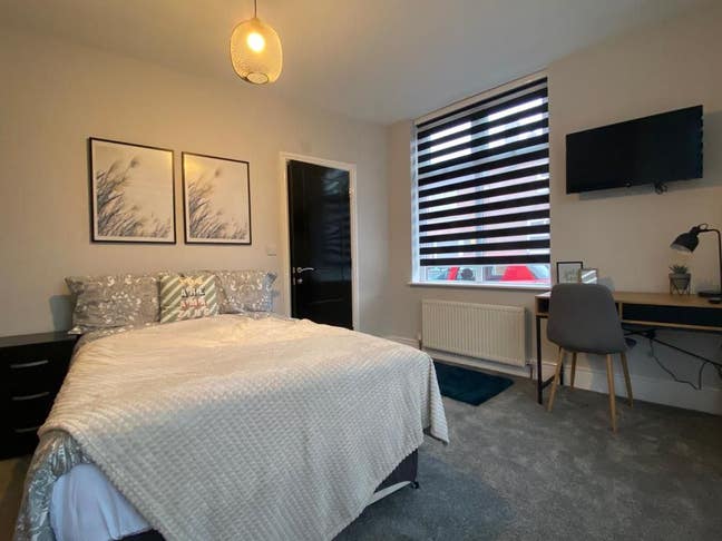 Leigh Beautiful  En-Suite Double Room  WN7  Main Photo