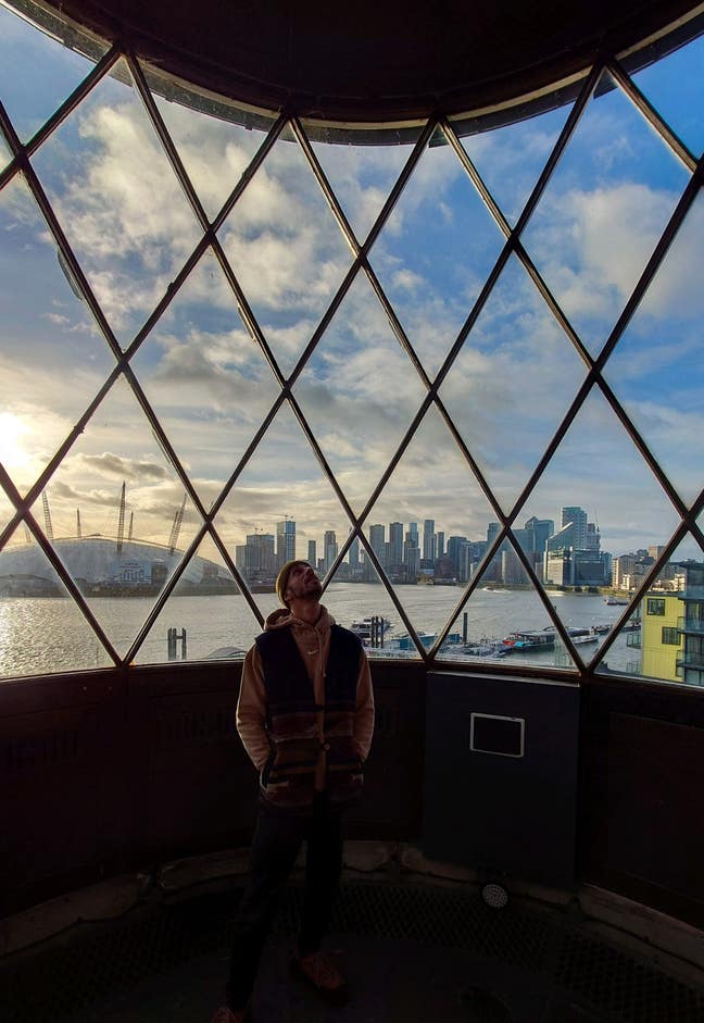 a professional looking for a room Main Photo