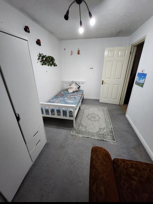 Lovely, Spacious Single ROOM in shared house Main Photo