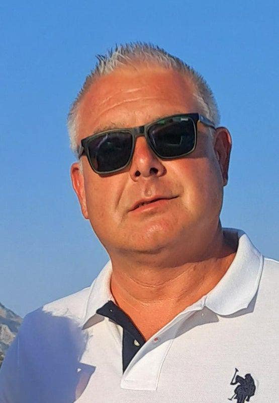 I am a professional male aged 53. I am lookin... Main Photo