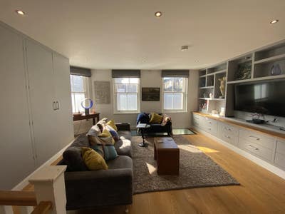 Double bedroom in modern flat (1 min from tube) Main Photo