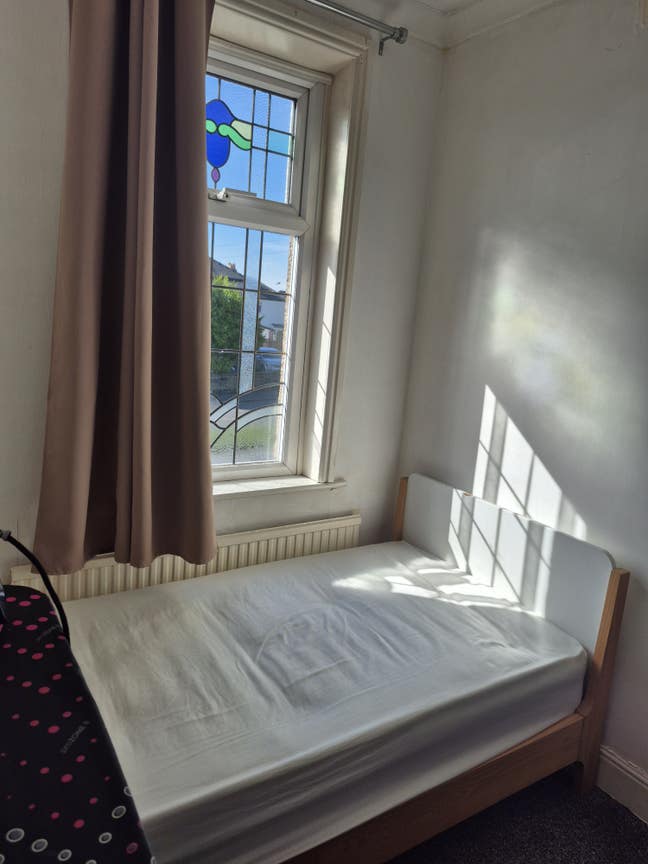 Single Bed Room (Available Now) in Bradford BD2. Main Photo