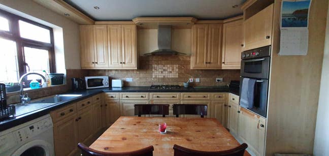 Double Room/Friendly /Close to Heathrow Airport Main Photo
