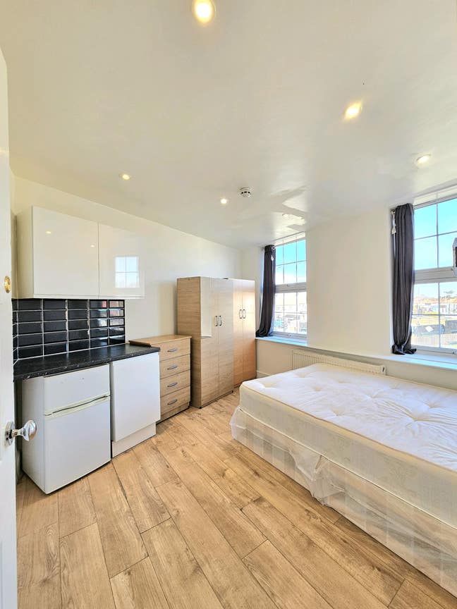 Furnished: Double Ensuite in a 2 Bed Flat! All Inc Main Photo