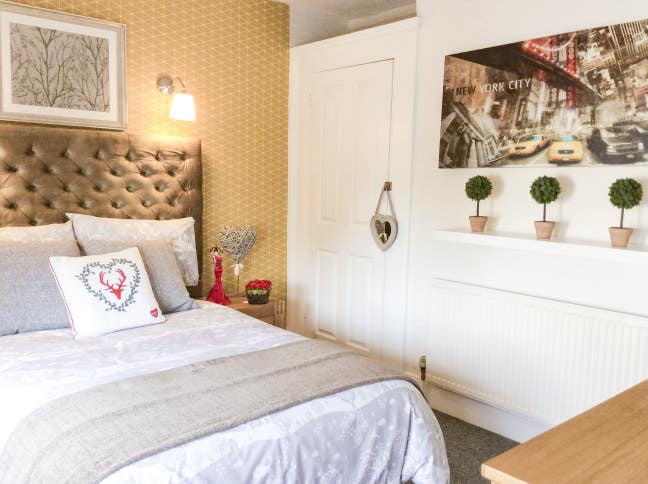 Large bright double room suit contractor  Main Photo