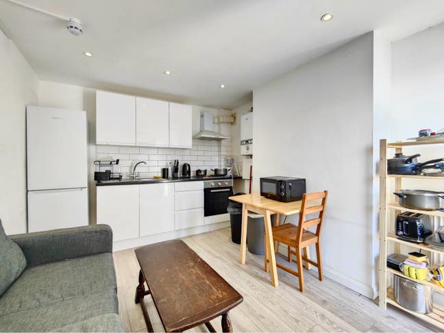 Room 2-mins walk to Winchmore Hill Station!!! Main Photo