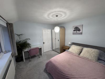Roomy, quiet house, close to town and transport Main Photo