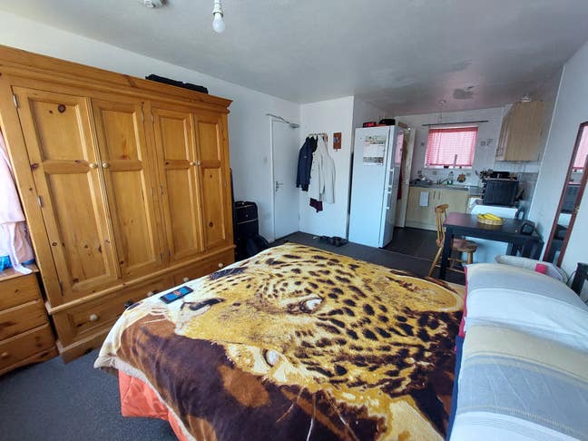 Large double room with ensuite shower and garden Main Photo
