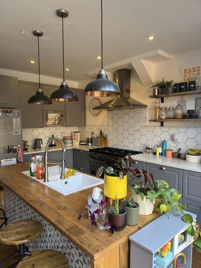 Double Room in Calm, Friendly Home (Mon–Fri) Main Photo