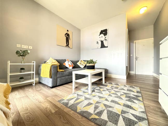 Modern Large Double En-Suite Room in Town Centre Main Photo