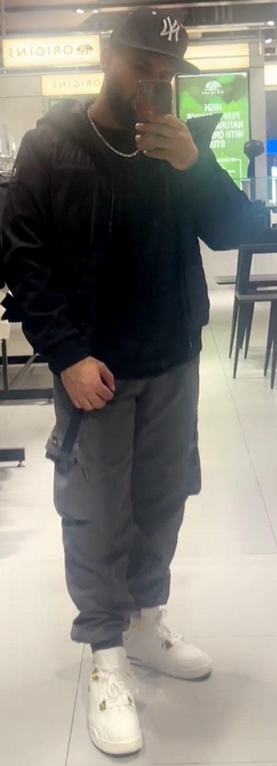 Professional Male seeks a single or double room Main Photo