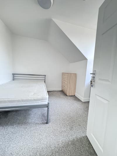 En suite room available immediately  Main Photo