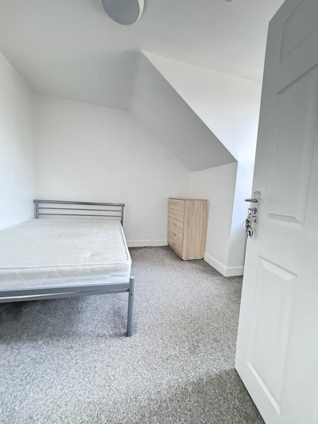 En suite room available immediately  Main Photo