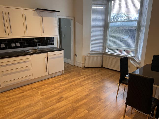 3 bed 2 bathroom flat near Acton High Street Main Photo