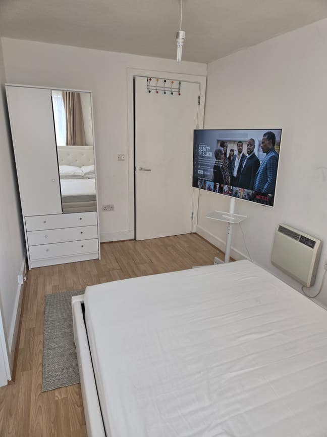 Double bed and TV for short let Main Photo