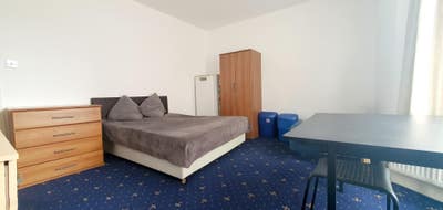 Extra Large Double Bedroom Front Facing (Furnish) Main Photo