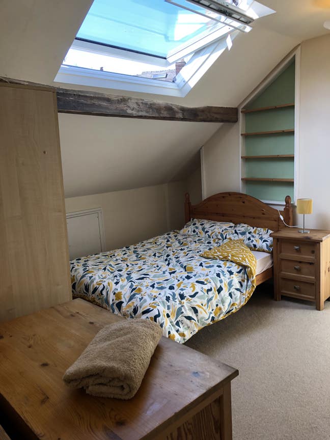 Gorgeous attic double room, en-suite shower Main Photo