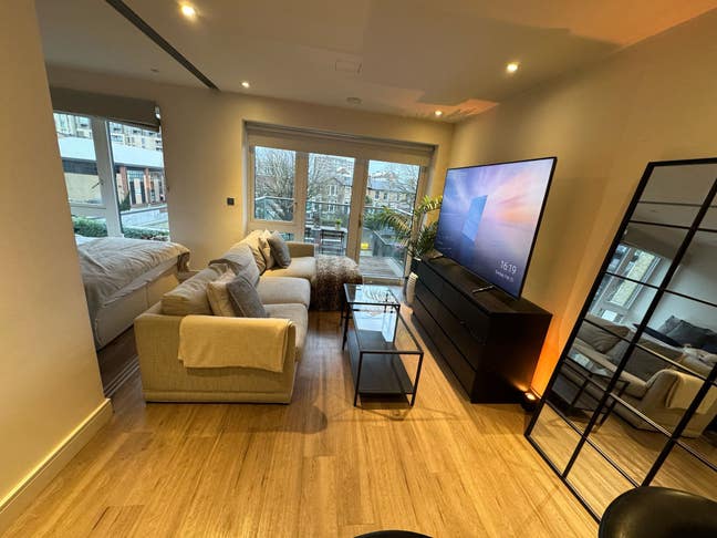 Modern 1Bed Flat in Stunning Riverside Development Main Photo