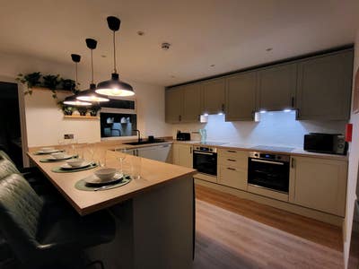 Large Double Room Available in a Co-Living Space Main Photo