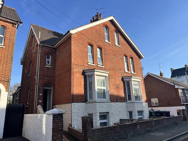 Cosy Studio on Elphinstone Road Main Photo