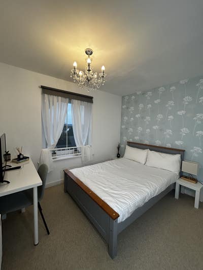 **Only female** Spacious en-suite Double Room  Main Photo