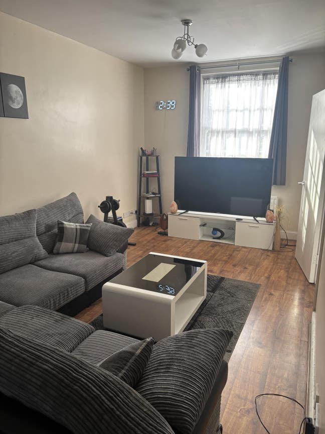 Modern Double Room for Rent Main Photo