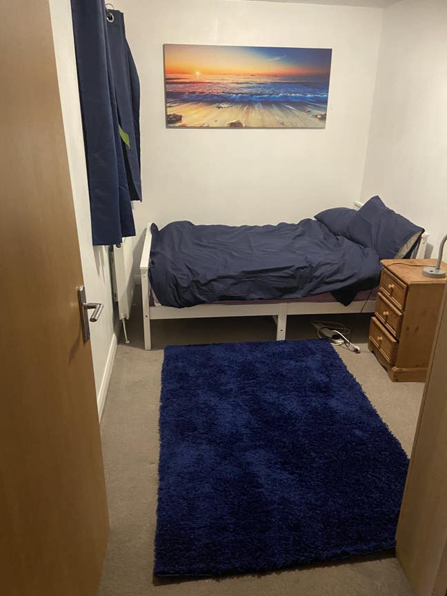 Room to let in top floor flat Main Photo