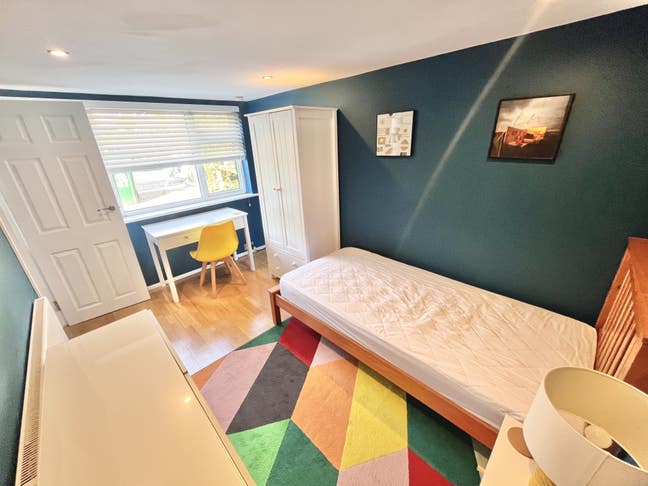 Furnished room near Hove Park Main Photo