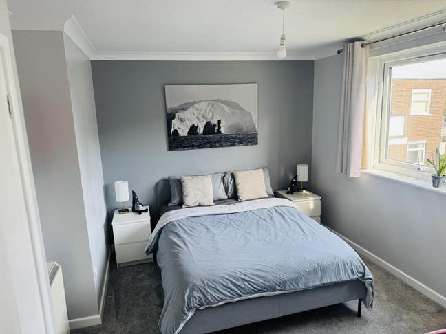Large double room, Christchurch end of Highcliffe Main Photo