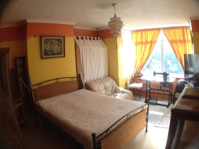 Large colourful double in large home. Main Photo