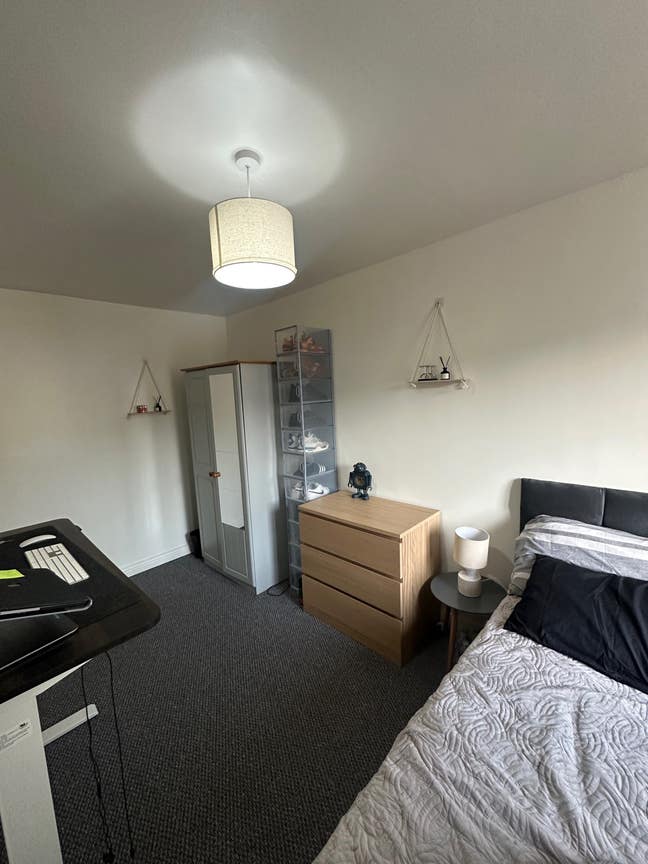 Lovely room in 2b house Main Photo