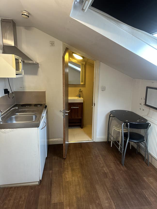 &pound; 1000: Self contained semi studio flat for rent  Main Photo