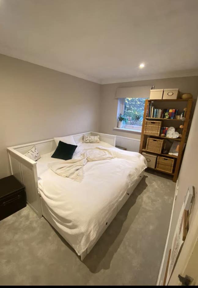  Double  room  in  Alton  -  female  only Main Photo
