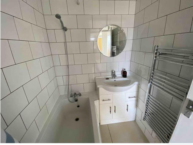 Small room clean room Tower Bridge Aldgate area Main Photo