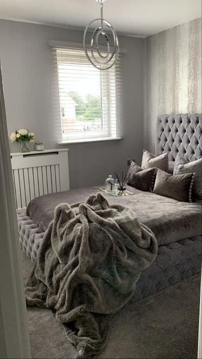 Modern double bedroom with shared bathroom  Main Photo