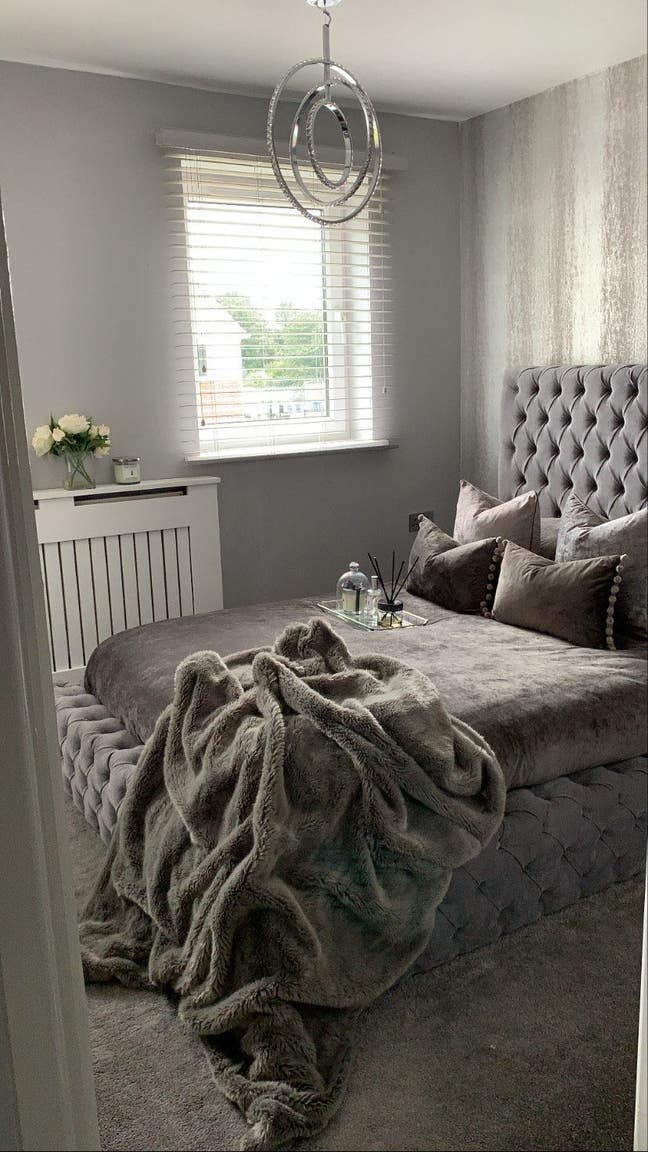 Modern double bedroom with shared bathroom  Main Photo