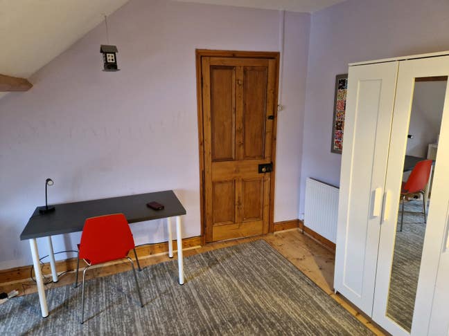 Room needs Person :) Main Photo