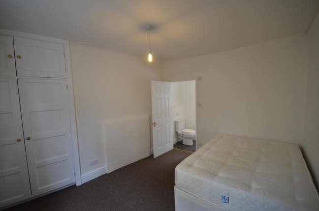 Ensuite room to let in central Bath Main Photo