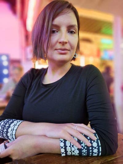 Female professional looking for a room Main Photo